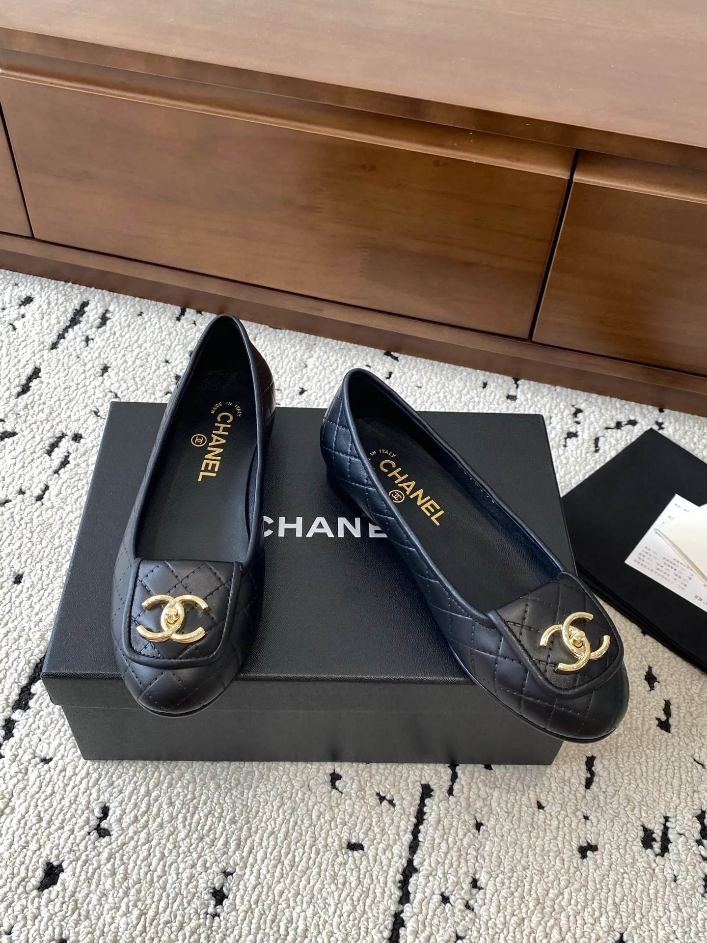 👟👟Ex-factory price 580👟👟 🍀CHANEL2025 new autumn and winter style, Mary Jane leather Chanel Xiaoxiang C home flat shoes Comfortable Mary Jane shoes Catwalk haute couture customization, simple yet sweet and playful Solid color fabric is refreshing and easy to wear Buckle design shoes are more heeling Upper: Customized sheepskin Inner foot pad: sheepskin Sole: Italian genuine leather sole Code number: 35-40 (40 customized items are non-refundable) 👉 👉